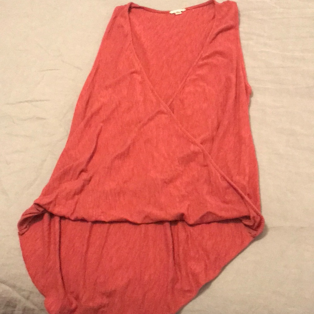Front crossed, hi low sleeveless top